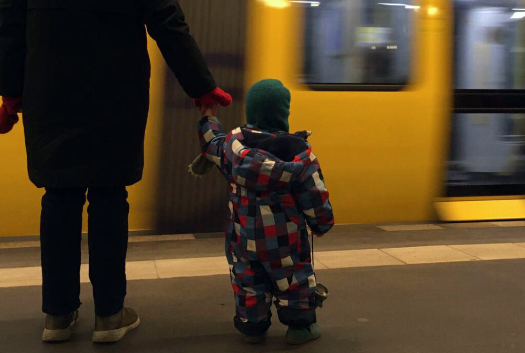 Mama mit Kind vor U-Bahn
